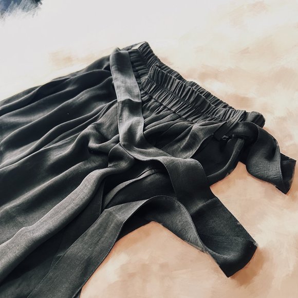 🌟 Flowy Black Pants with Silk-Like Texture 🌟 - Picture 6 of 9